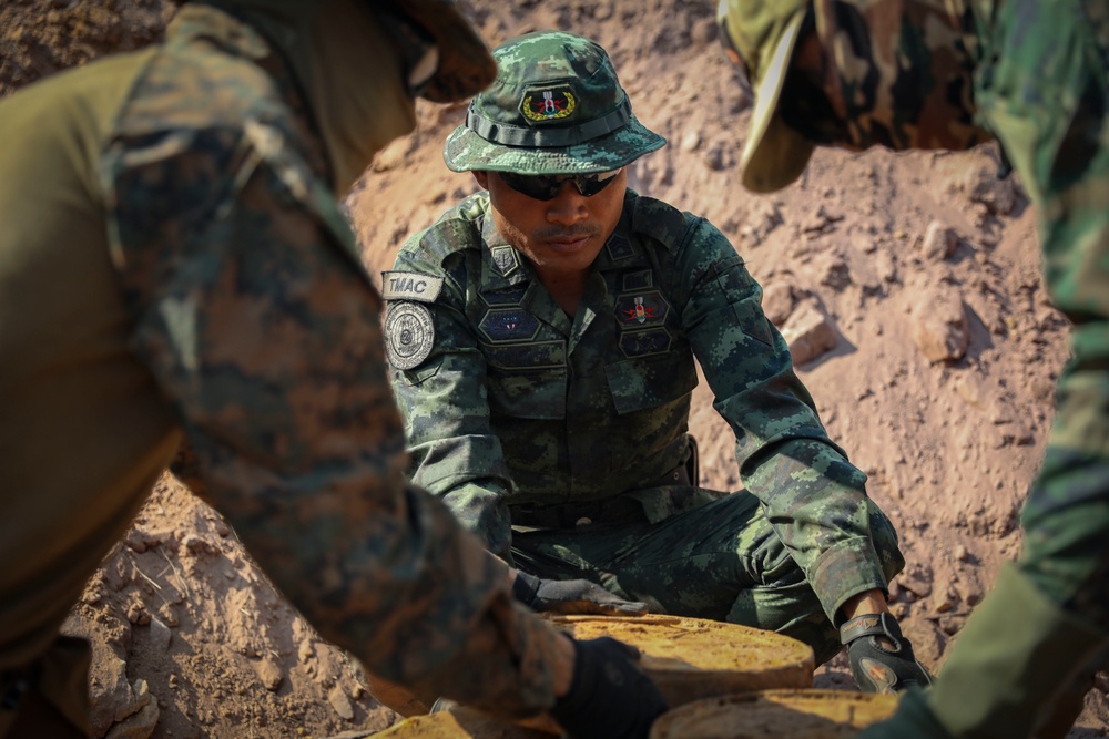 U.S. Marine Corps EOD Technicians Conduct Training with Royal Thai Armed Forces