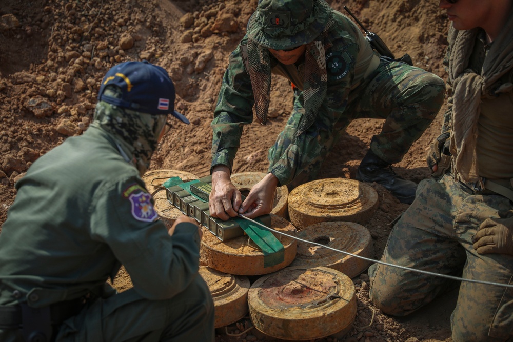 U.S. Marine Corps EOD Technicians Conduct Training with Royal Thai Armed Forces