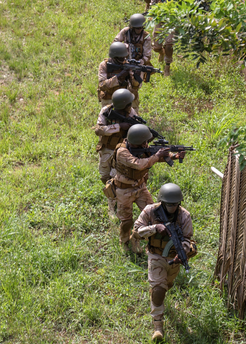 Col. Robert Zyla visits Côte d'Ivoire Flintlock location