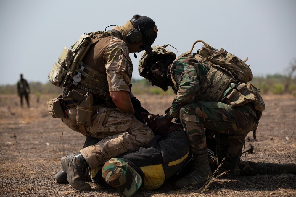 Austrian and Ghanaian soldiers conduct an objective raid