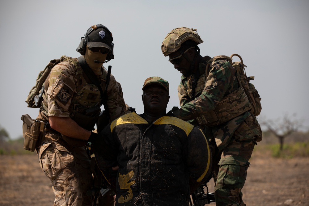 Austrian and Ghanaian soldiers conduct an objective raid