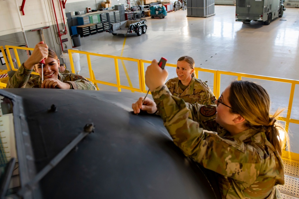 Avionics Airmen maintain KC-135