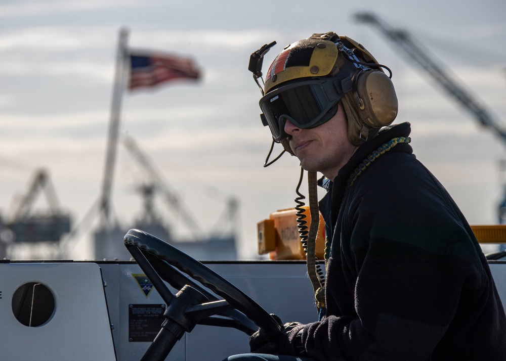 George Washington on-loads Training Aircraft