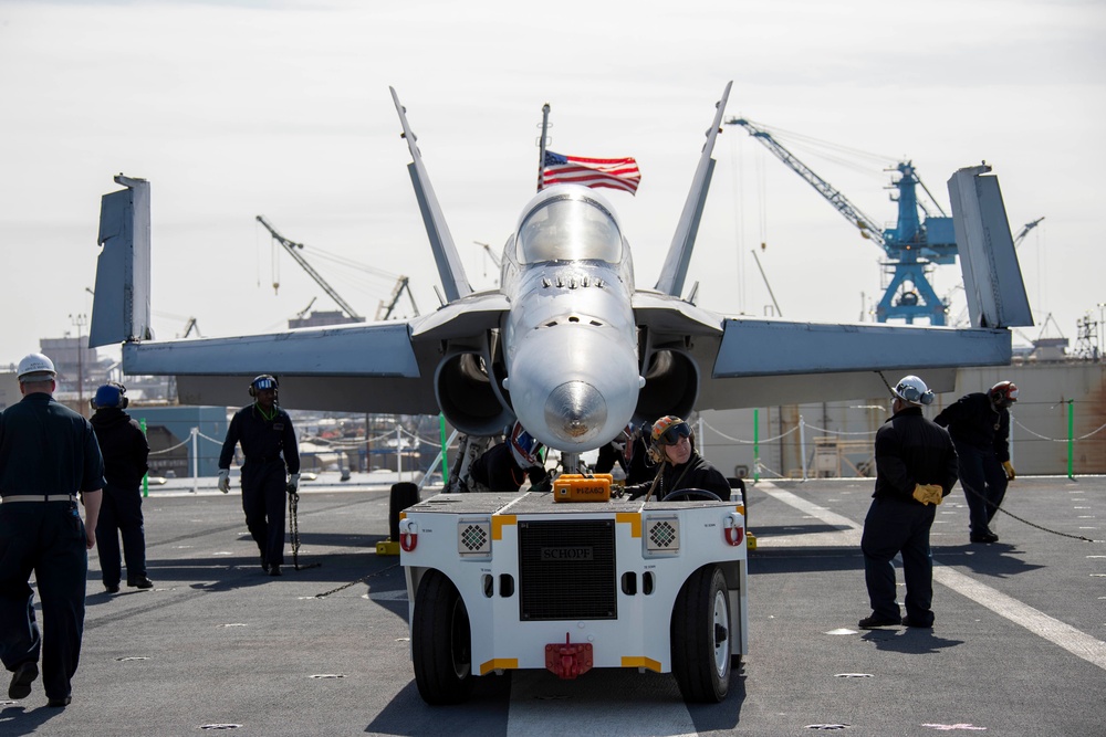 George Washington on-loads Training Aircraft