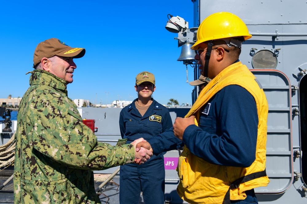 Vice Adm. Roy Kitchener Visits ACU 1