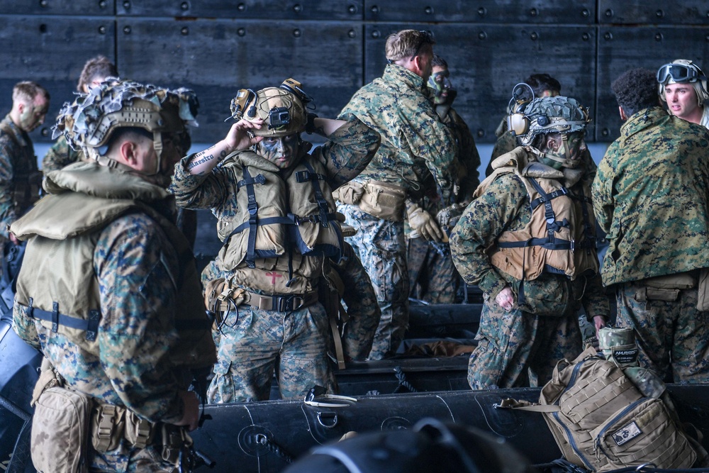 USS Green Bay (LPD 20) and 31st MEU Conduct CRRC Operations