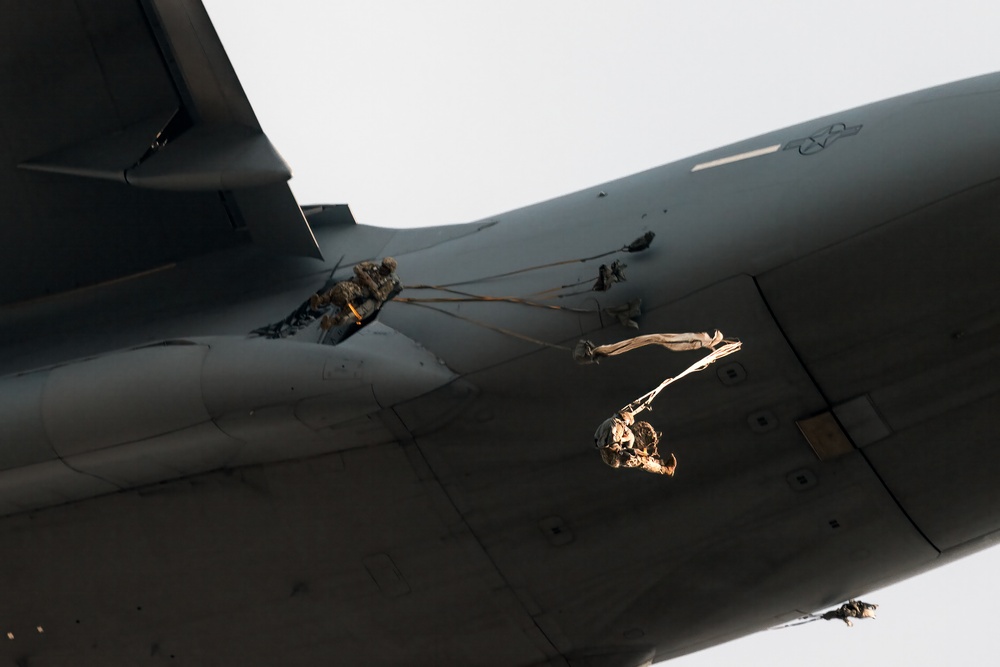 U.S. Arm82nd Airborne Division and Royal Thai Army Soldiers conduct a Strategic Airborne Operation