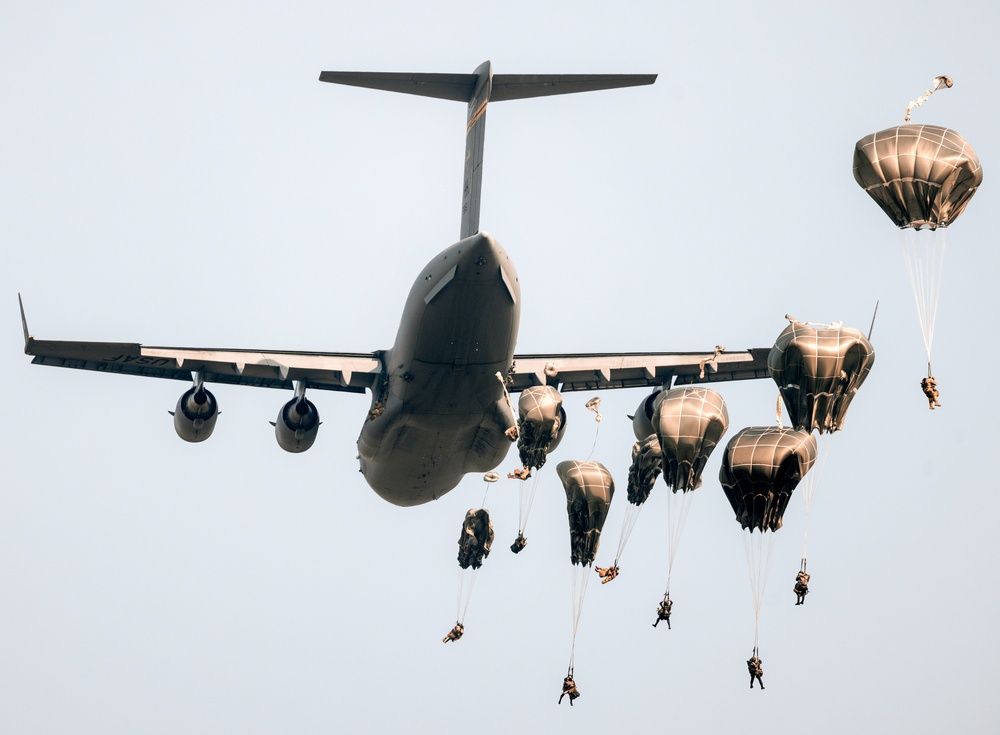 82nd Airborne Division and Royal Thai Army Soldiers conduct a Strategic Airborne Operation