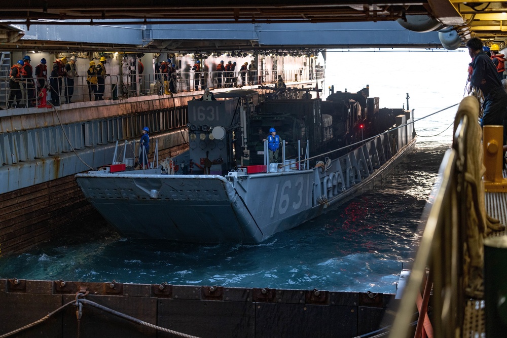 USS Ashland Moors an LCU