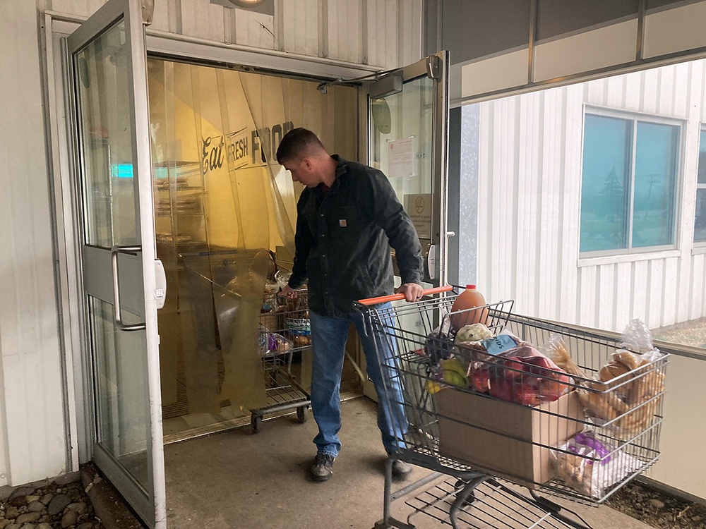 DLA Land and Maritime gives Ohio families in need a helping hand