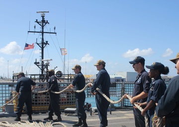 USS Milwaukee Pulls into Ponce
