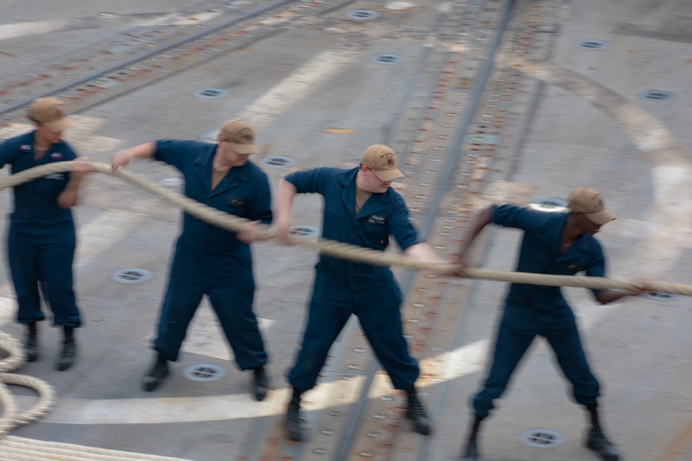 USS Farragut Departs Manta, Ecuador