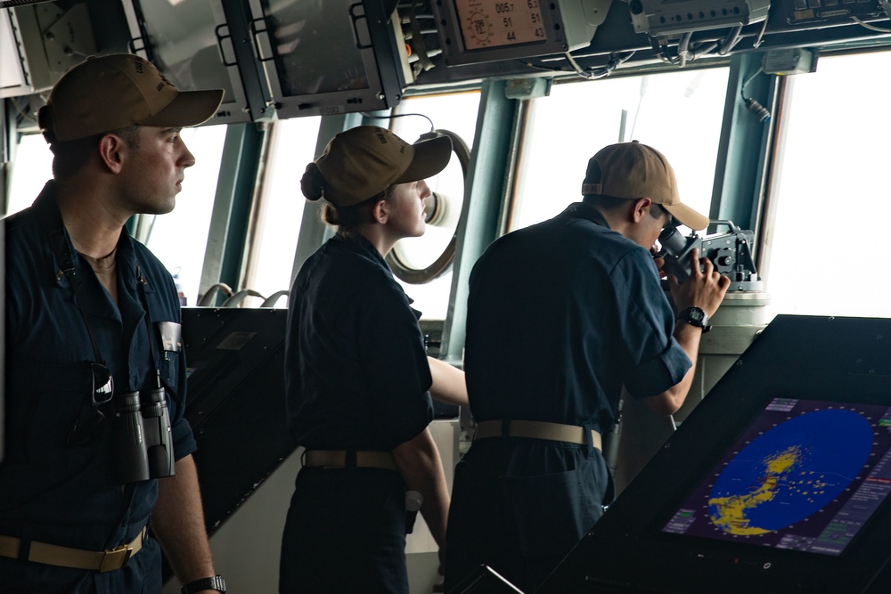 USS Farragut Departs Manta, Ecuador