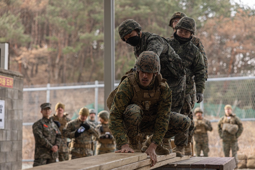 U.S. Marines with 3rd Maintenance Battalion and Republic of Korea Marines maneuver obstacle courses together during Korean Marine Exercise Program