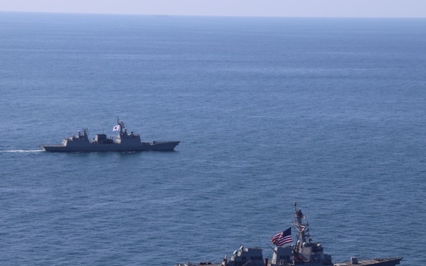 USS Rafael Peralta sails with Republic of Korea Navy