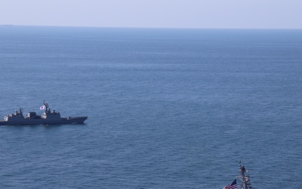 USS Rafael Peralta sails with Republic of Korea Navy