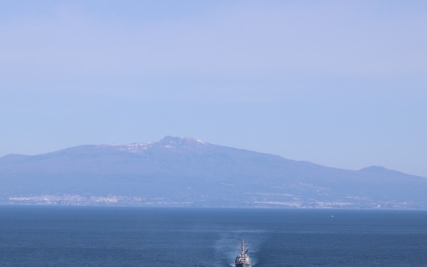 USS Rafael Peralta sails with Republic of Korea Navy