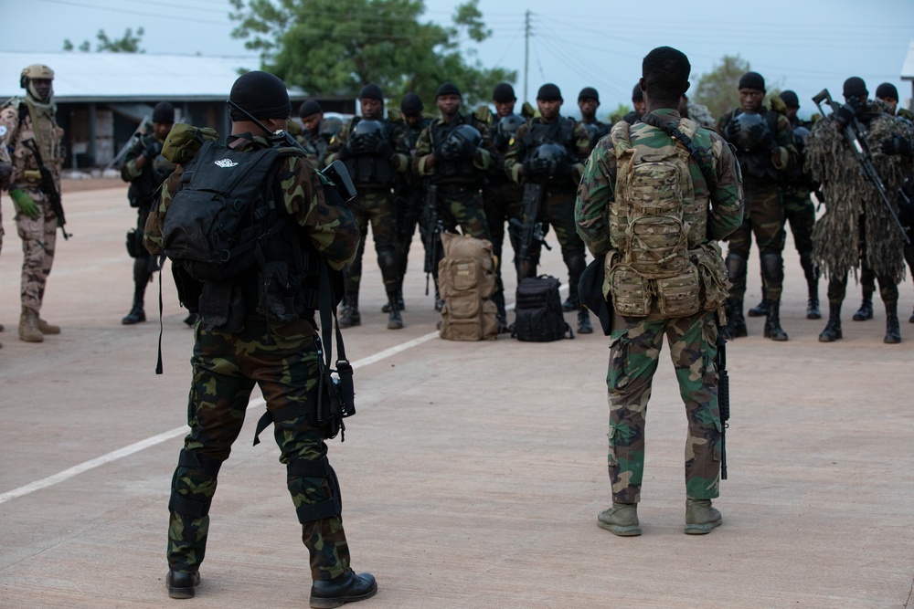 Members of Cameron, Ghana, and Chad armed forces pray together