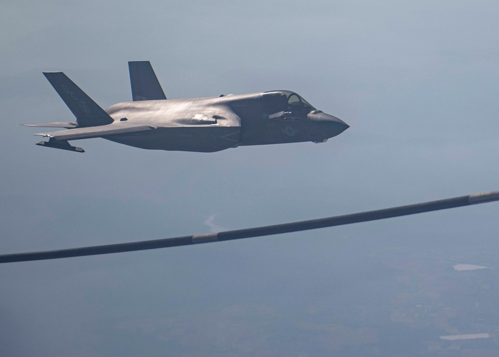 353 SOW refuels USMC Lightning