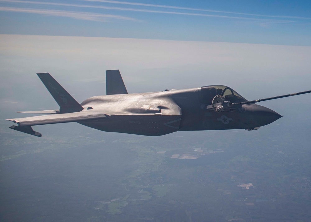 353 SOW refuels USMC Lightning