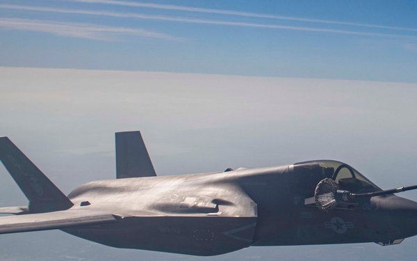 353 SOW refuels USMC Lightning