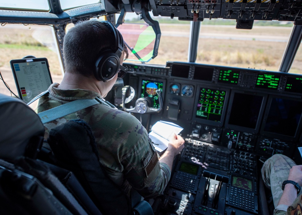 353 SOW refuels USMC Lightning