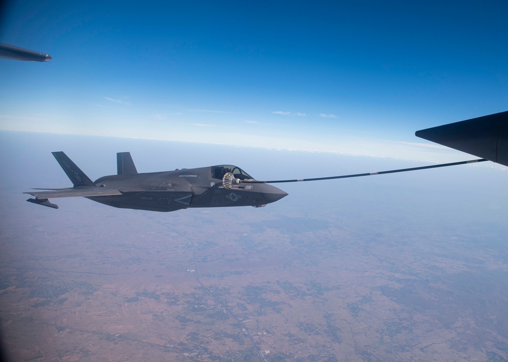 353 SOW refuels USMC Lightning