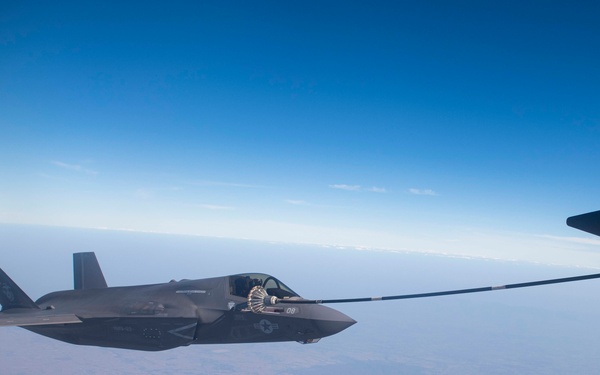 353 SOW refuels USMC Lightning