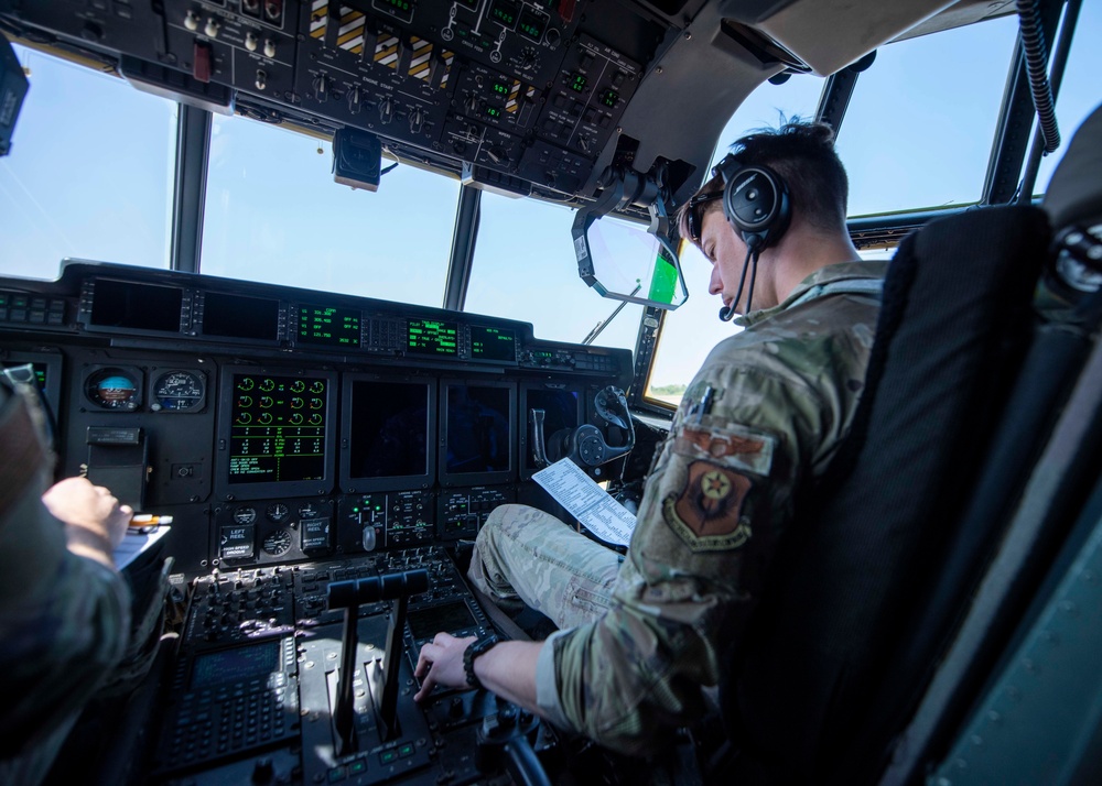 353 SOW refuels USMC Lightning