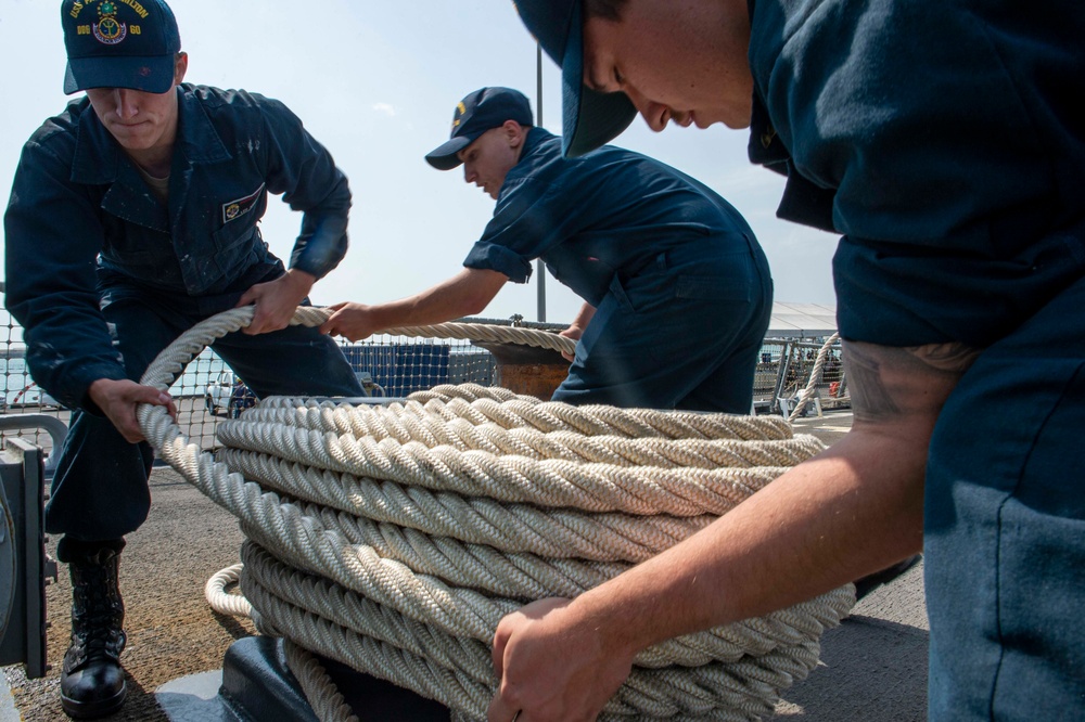 USS Paul Hamilton Pulls Into Bahrain