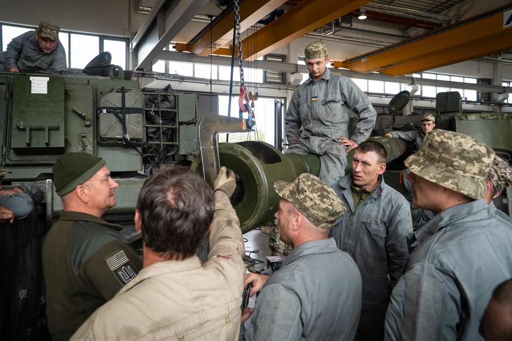 Ukrainian Soldiers train on new weapon systems at Grafenwoehr Training Area