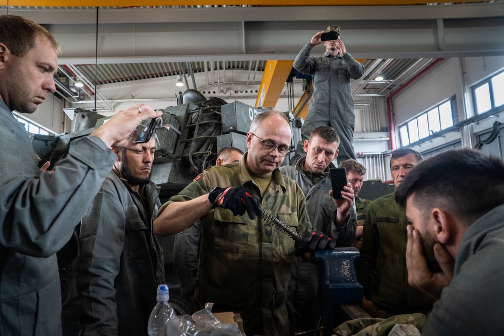 Ukrainian Soldiers train on new weapon systems at Grafenwoehr Training Area