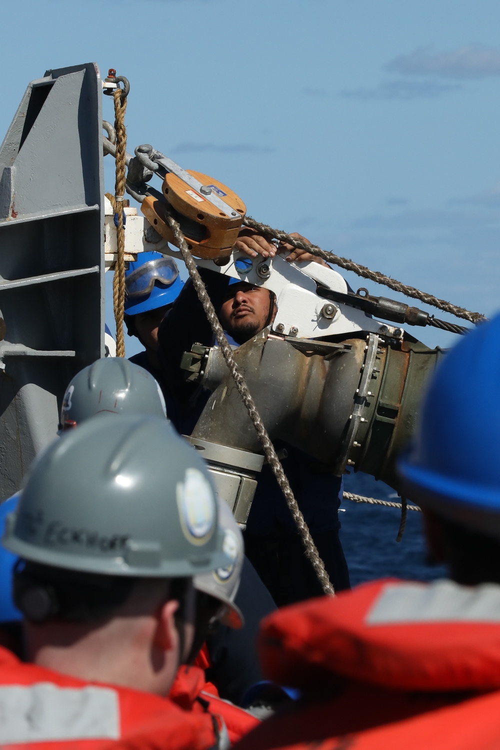 USS Thomas Hudner (DDG 116) hook up fuel lines during a replenishment at sea