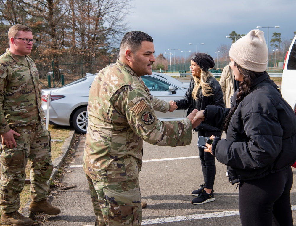 Runaway June makes appearance with 86th MXG