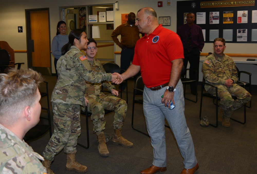 Department of Labor official tours the Fort Hood Soldier Recovery Unit, meets with Soldiers