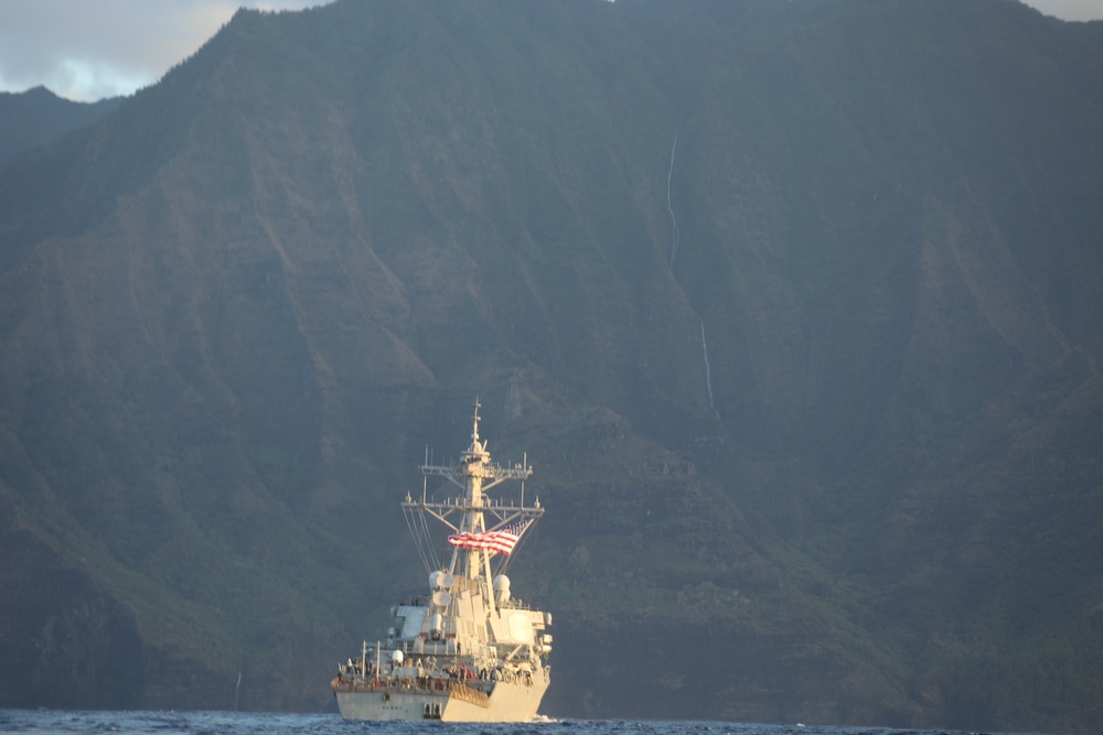 BARRY Underway Near Na Pali Coast