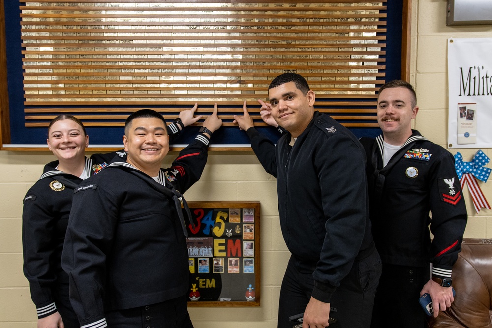 Navy Recruiting Orientation Unit Hosts Bakarian Award Winners