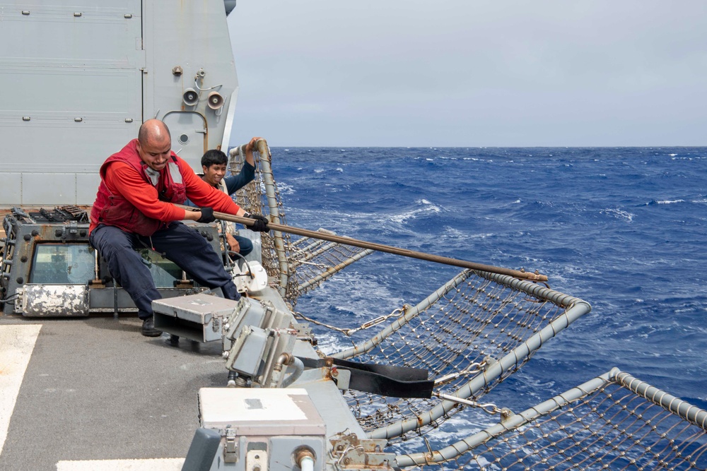 Wayne E. Meyer Conducts Flight Operations