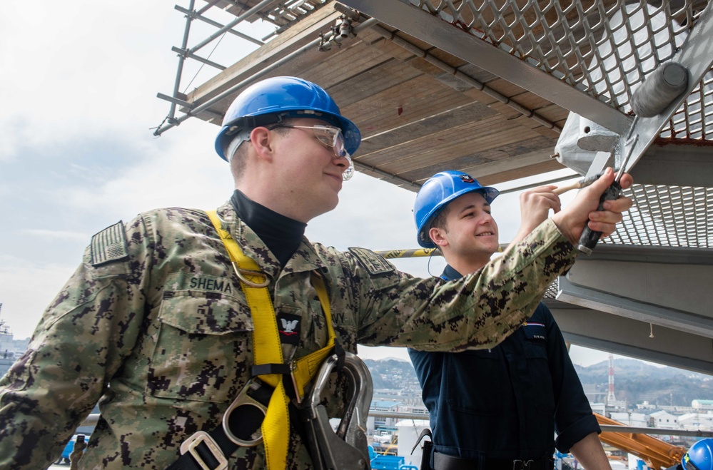 USS Ronald Reagan (CVN 76) Sailors conduct paint preservation