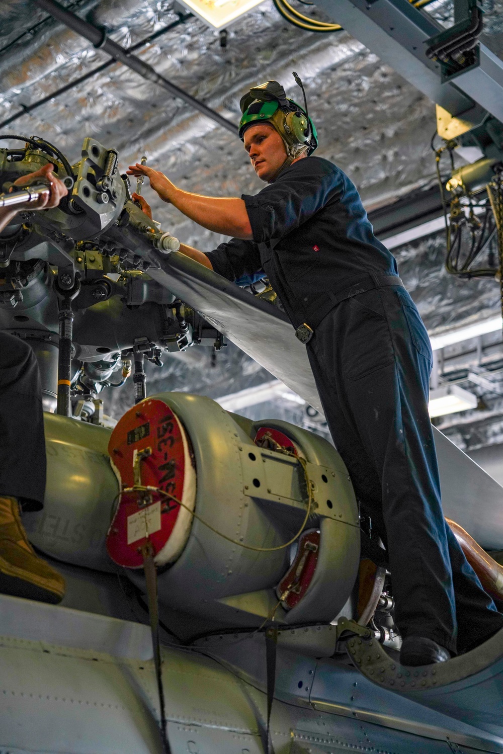 SAILORS ASSIGNED TO HSM 35 CONDUCTS HELO MAINTENANCE