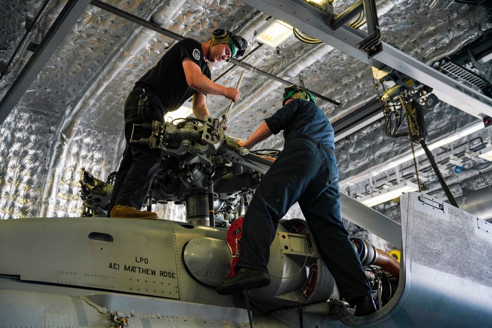 SAILORS ASSIGNED TO HSM 35 CONDUCTS HELO MAINTENANCE