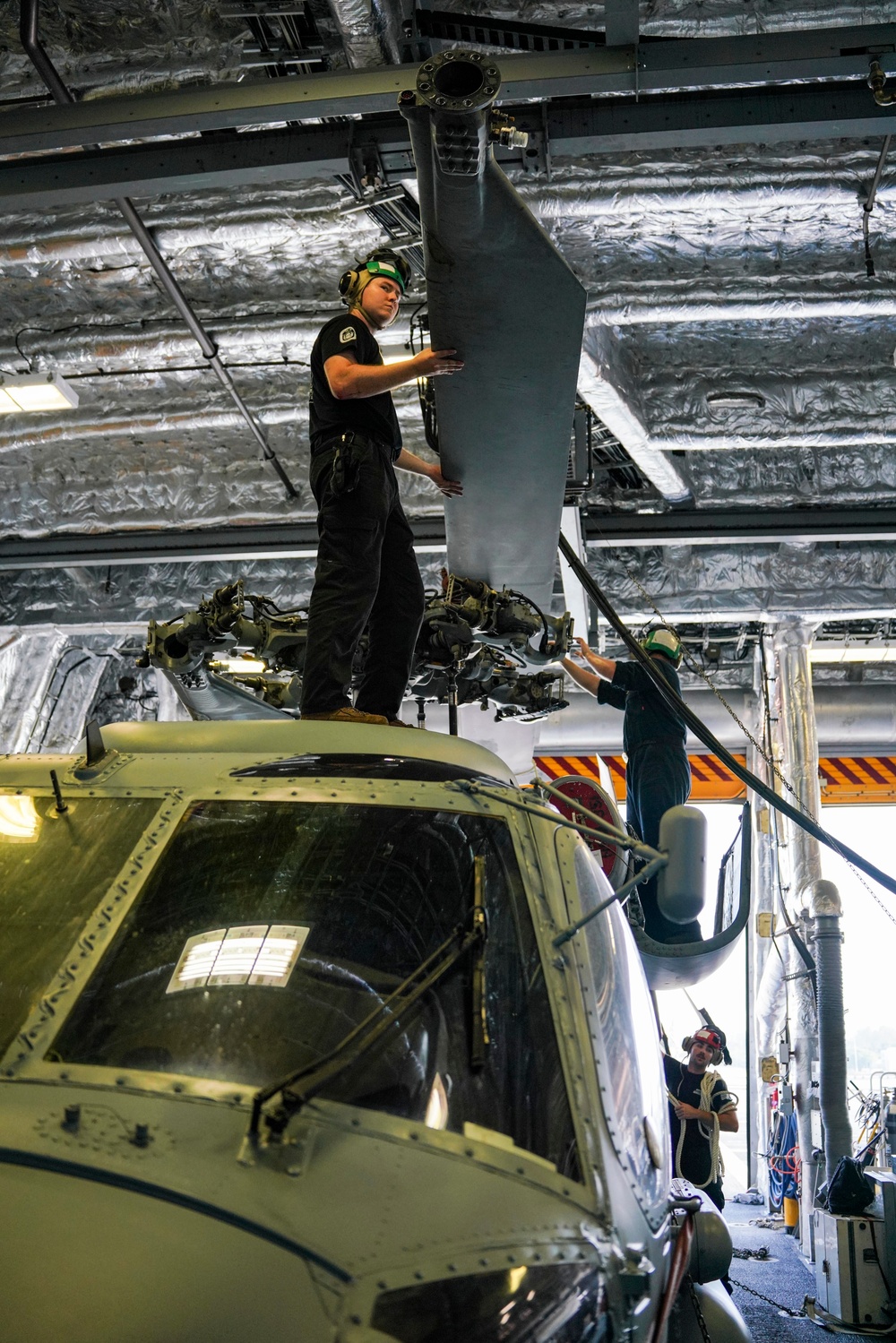 SAILORS ASSIGNED TO HSM 35 CONDUCTS HELO MAINTENANCE