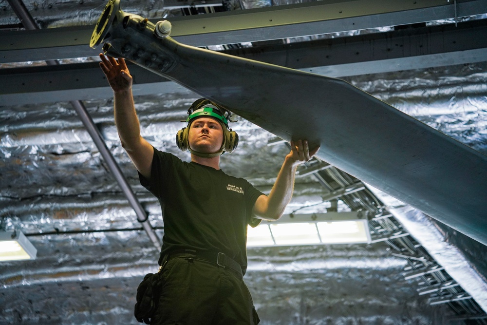 SAILORS ASSIGNED TO HSM 35 CONDUCTS HELO MAINTENANCE