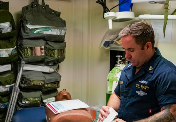 USS OAKLAND CONDUCTS BASIC LIFE SAVING TRAINING