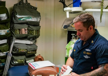 USS OAKLAND CONDUCTS BASIC LIFE SAVING TRAINING