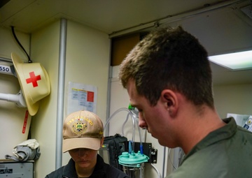 USS OAKLAND CONDUCTS BASIC LIFE SAVING TRAINING