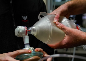 USS OAKLAND CONDUCTS BASIC LIFE SAVING TRAINING