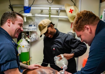 USS OAKLAND CONDUCTS BASIC LIFE SAVING TRAINING