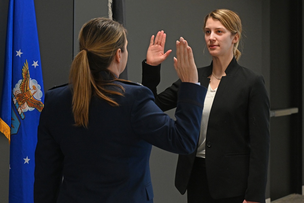 Pro hockey player commissioned into Air Force