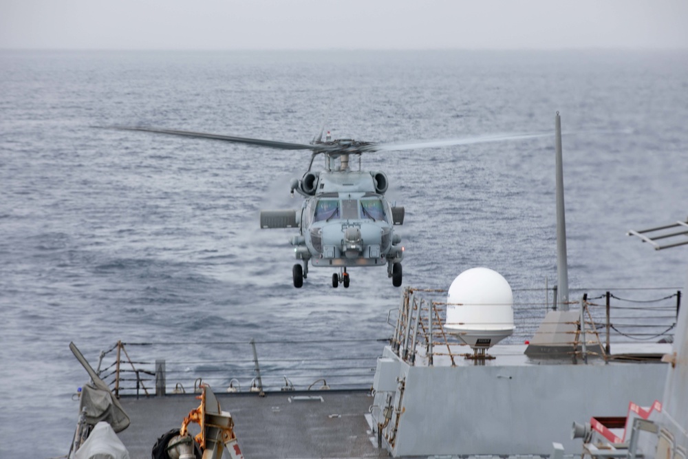 USS Farragut Conducts Flight Ops